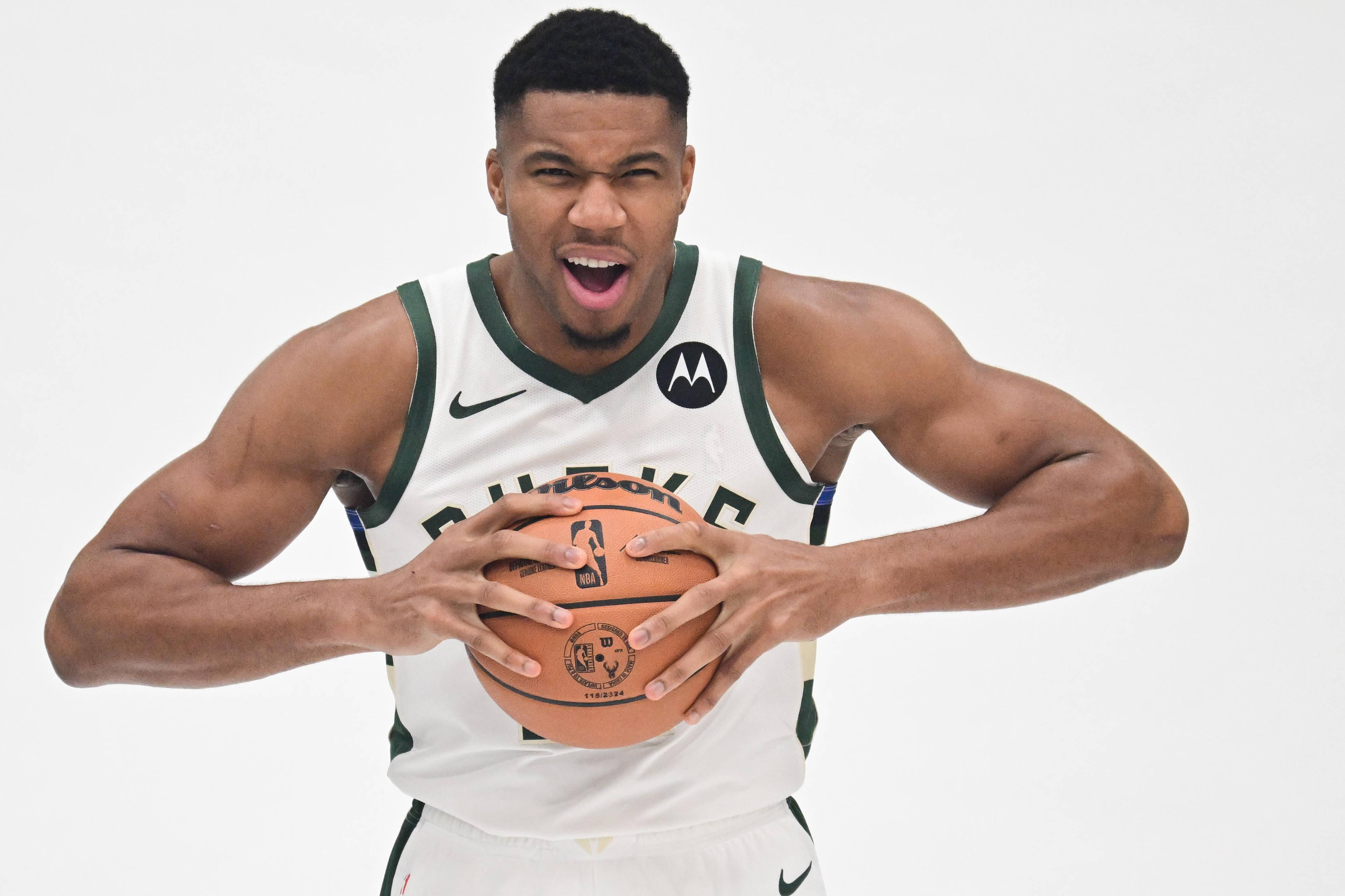 字母哥在快船比赛中领先优势明显，最后时刻胜出引发热议！