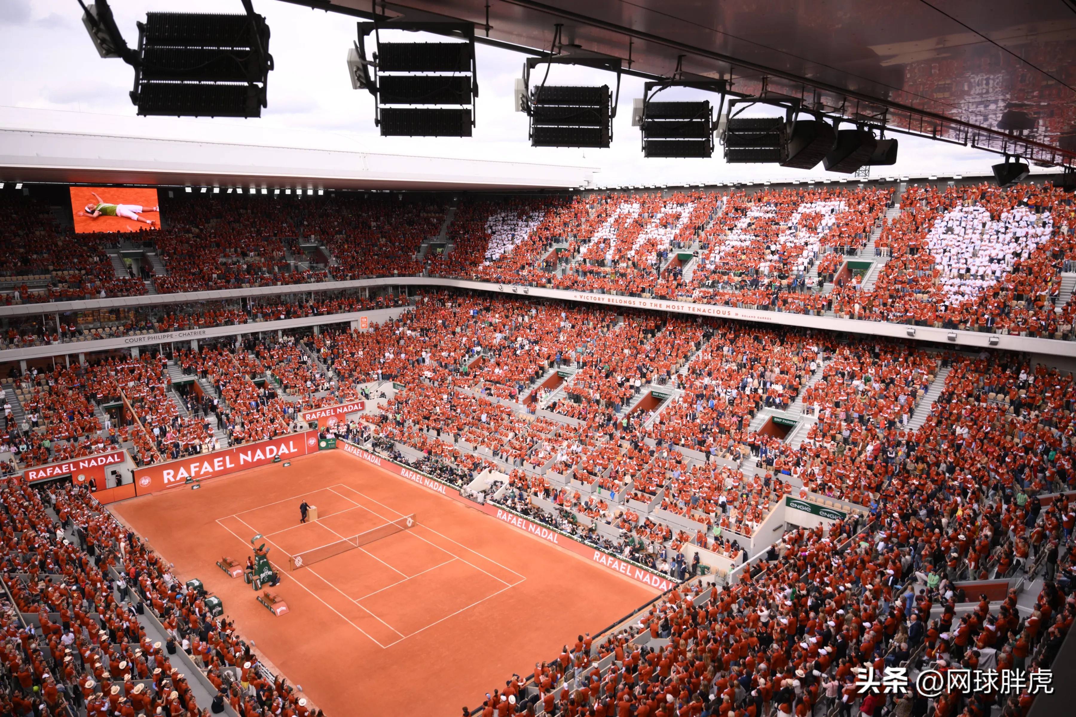 费德勒重返赛场，锐不可当首场状态出色，MAD观众沸腾！上演精彩一战